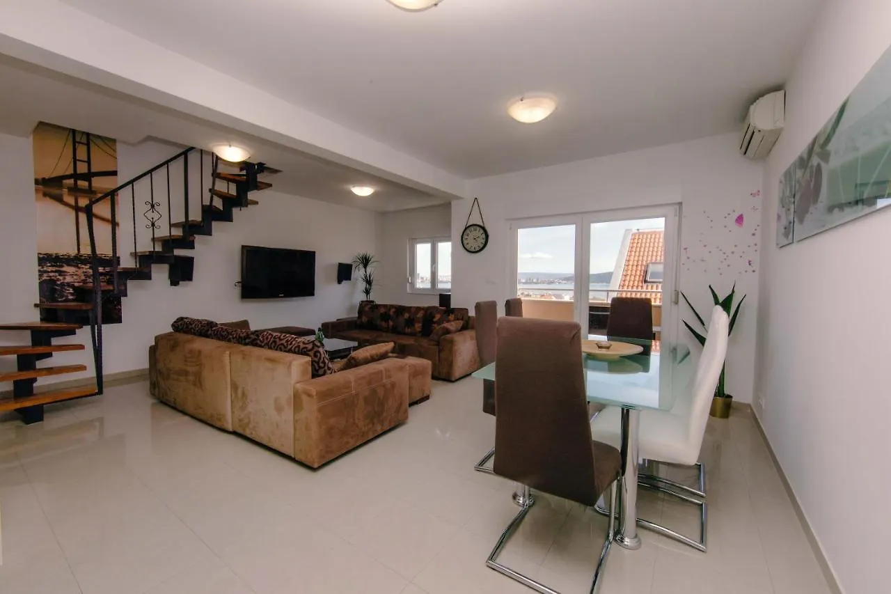 Large 3-Bedroom Apartment Near Split Dalmatia Kastela