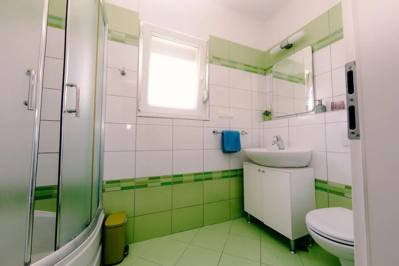 Large 3-Bedroom Apartment Near Split Dalmatia Kastela 0*,