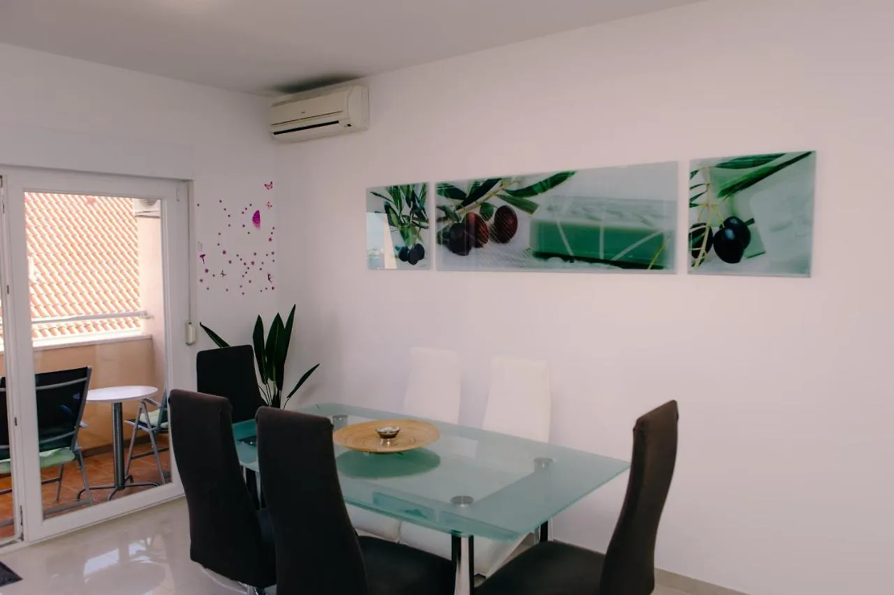 Large 3-Bedroom Apartment Near Split Dalmatia Kastela 0*,  Croatia